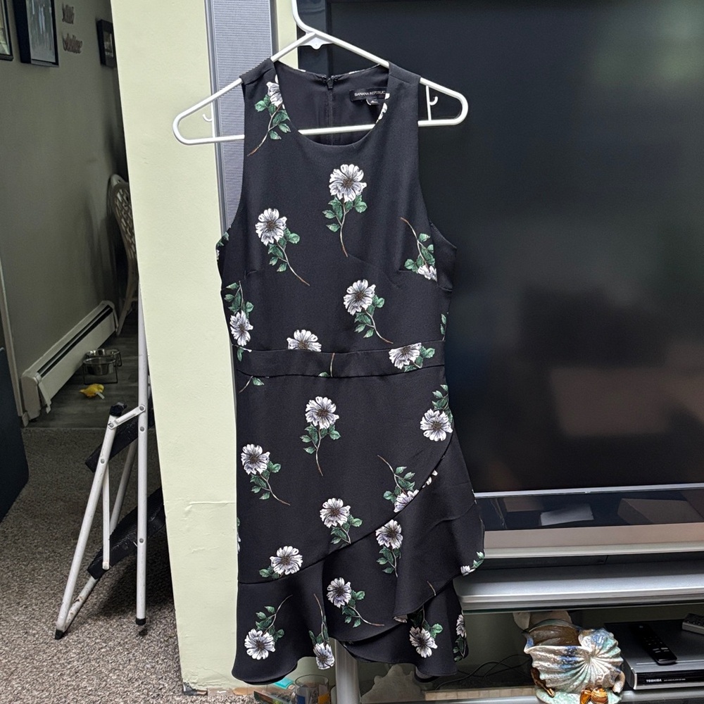 Banana Republic Black Asymmetrical Dress with White Floral Pattern Sz 4 EUC